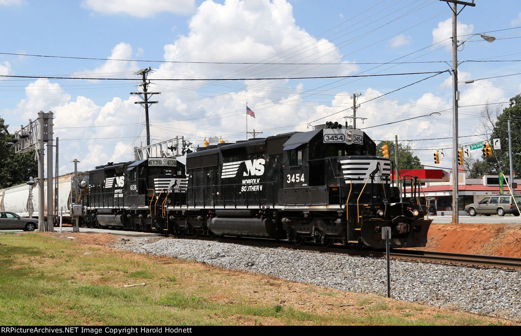 NS 3454 & 6136 lead train P30 towards Pomona